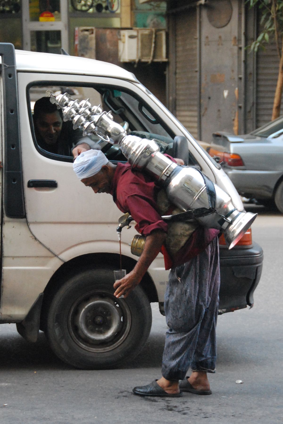 Even een bakkie doen: een koffieverkoper in de straten van Cairo.