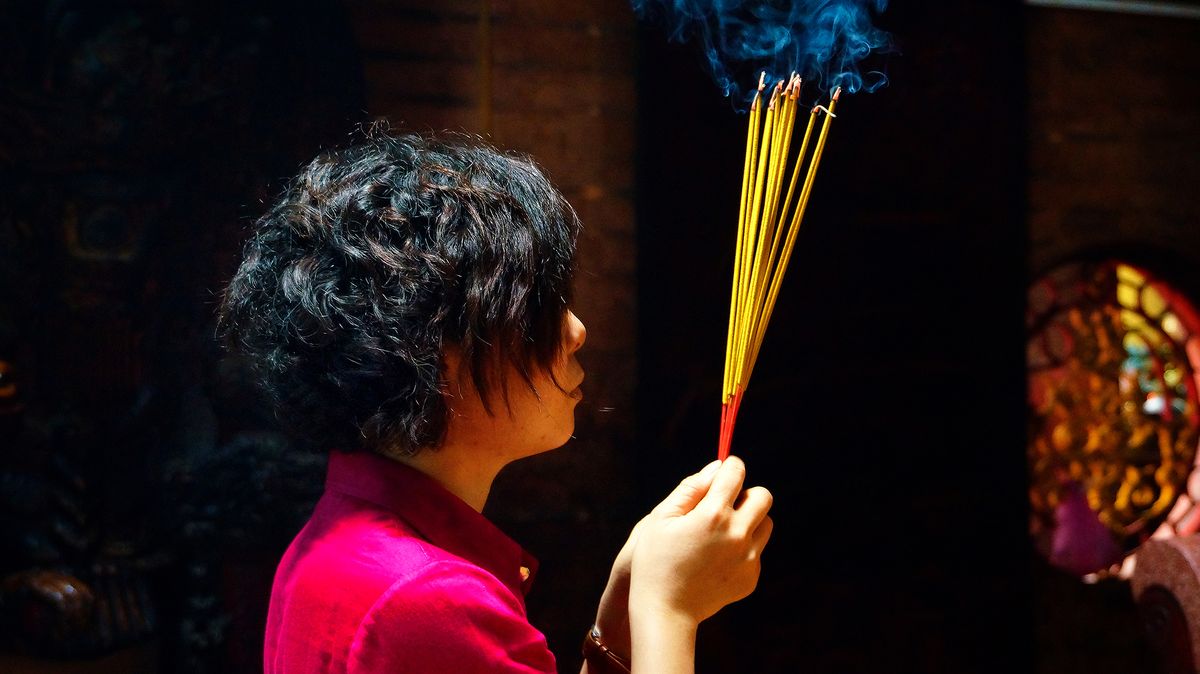 OFRENDA DE INCIENSO EN UN TEMPLO VIETNAMITA