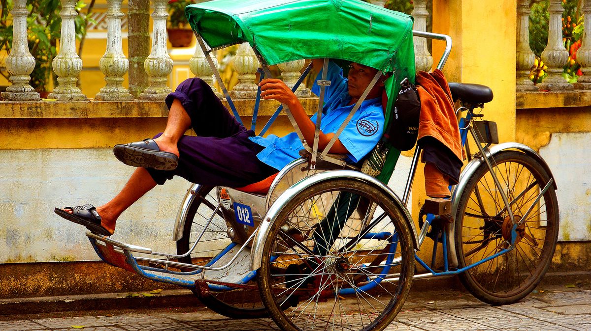 BICI-TAXISTA DESCANSANDO