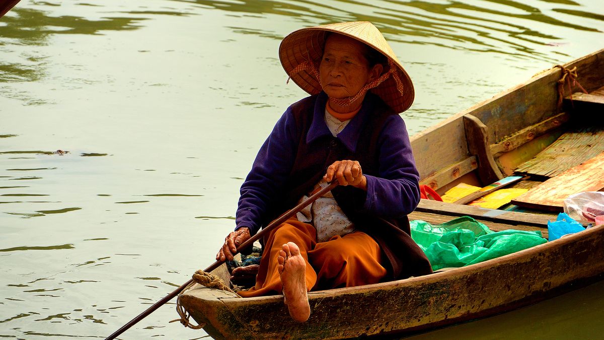 BARQUERA EN EL RIO DE HOIAN