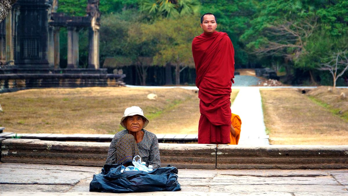 ANCIANA Y MONJE EN TEMPLO DE CAMBOYA