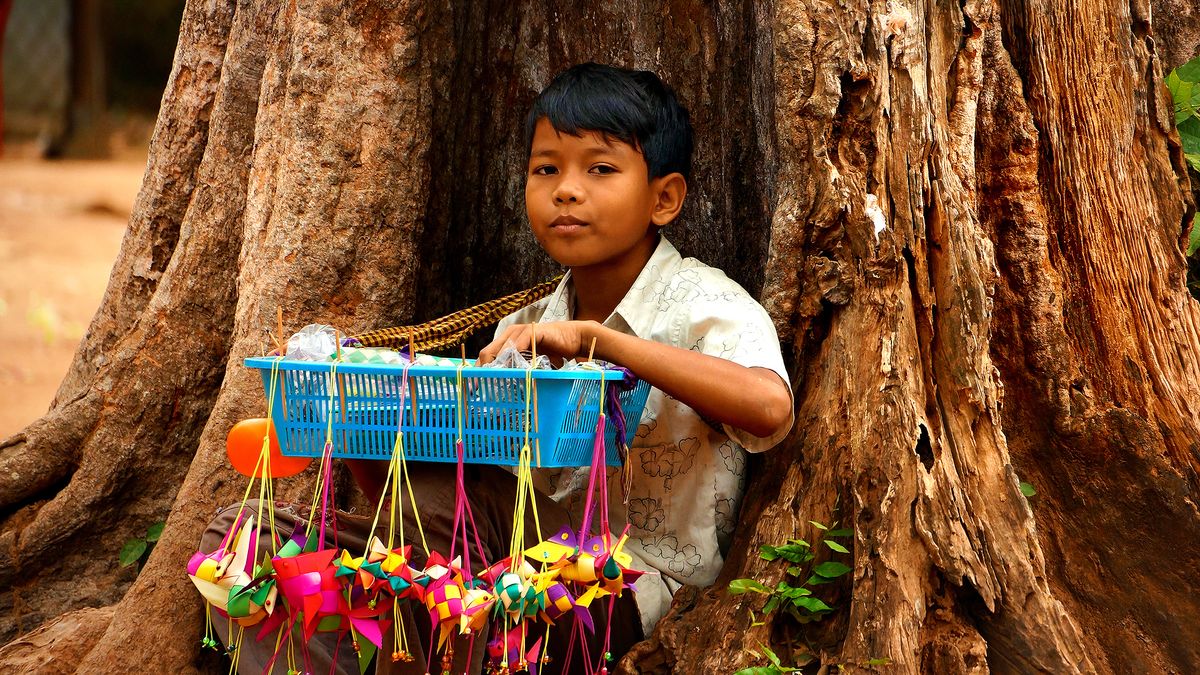 NIÑO CAMBOYANO VENDIENDO SOUVENIRS