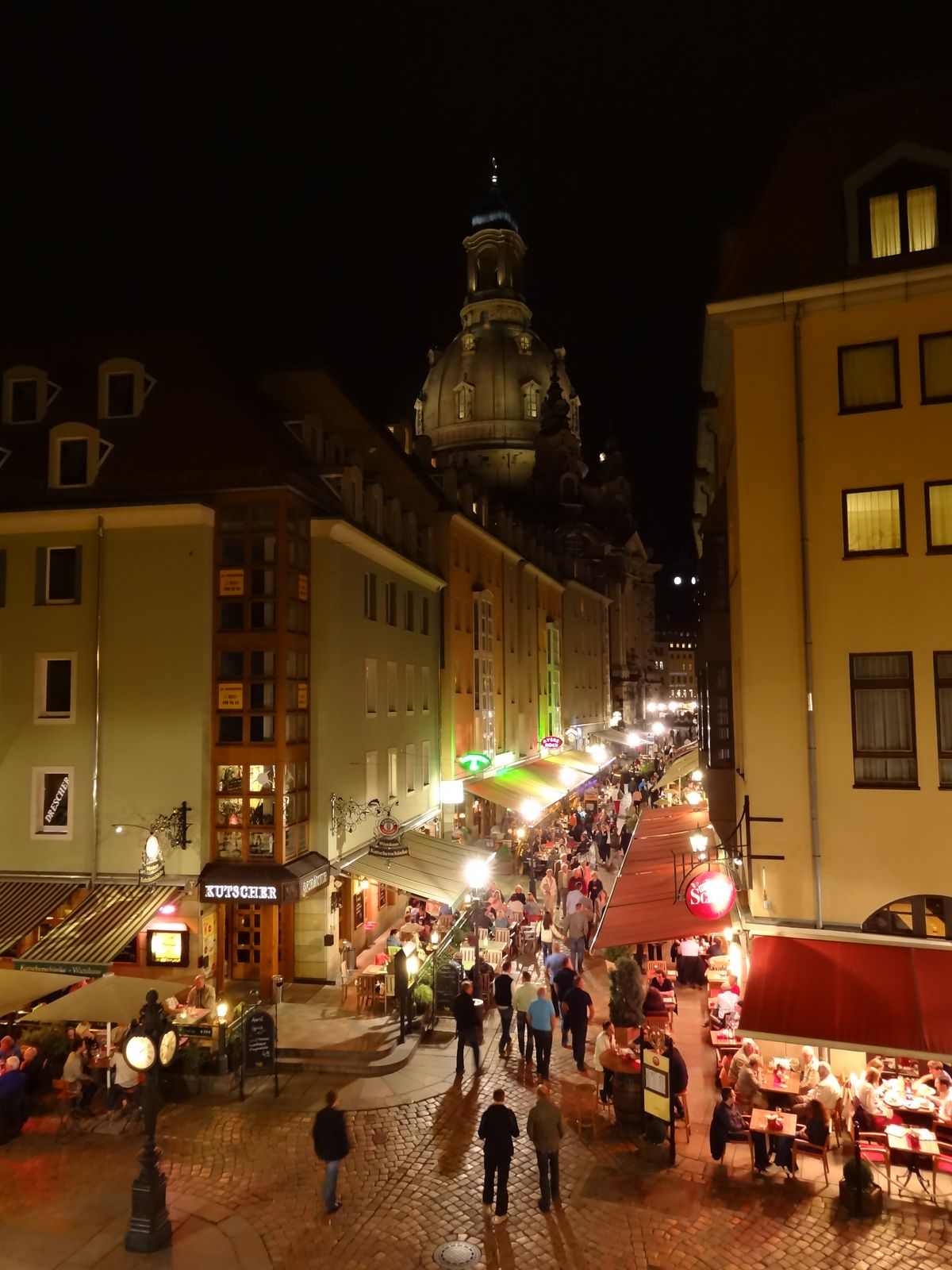 Blick durch die Münzgasse auf die Dresdner Frauenkirche