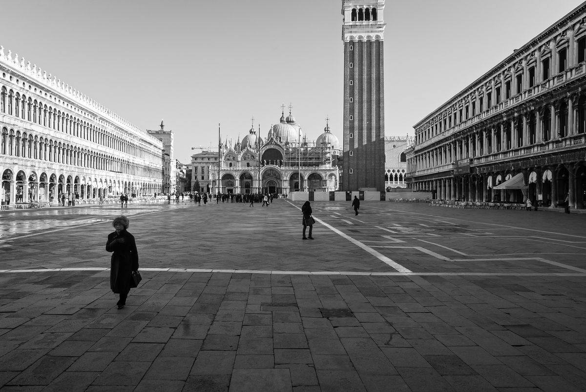 Frau mit Hut und Tasche, Campo San Marco, Venezia