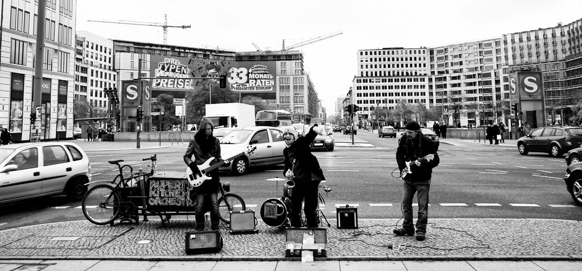 Strassenmusikgruppe am Potsdamer Platz  in Berlin