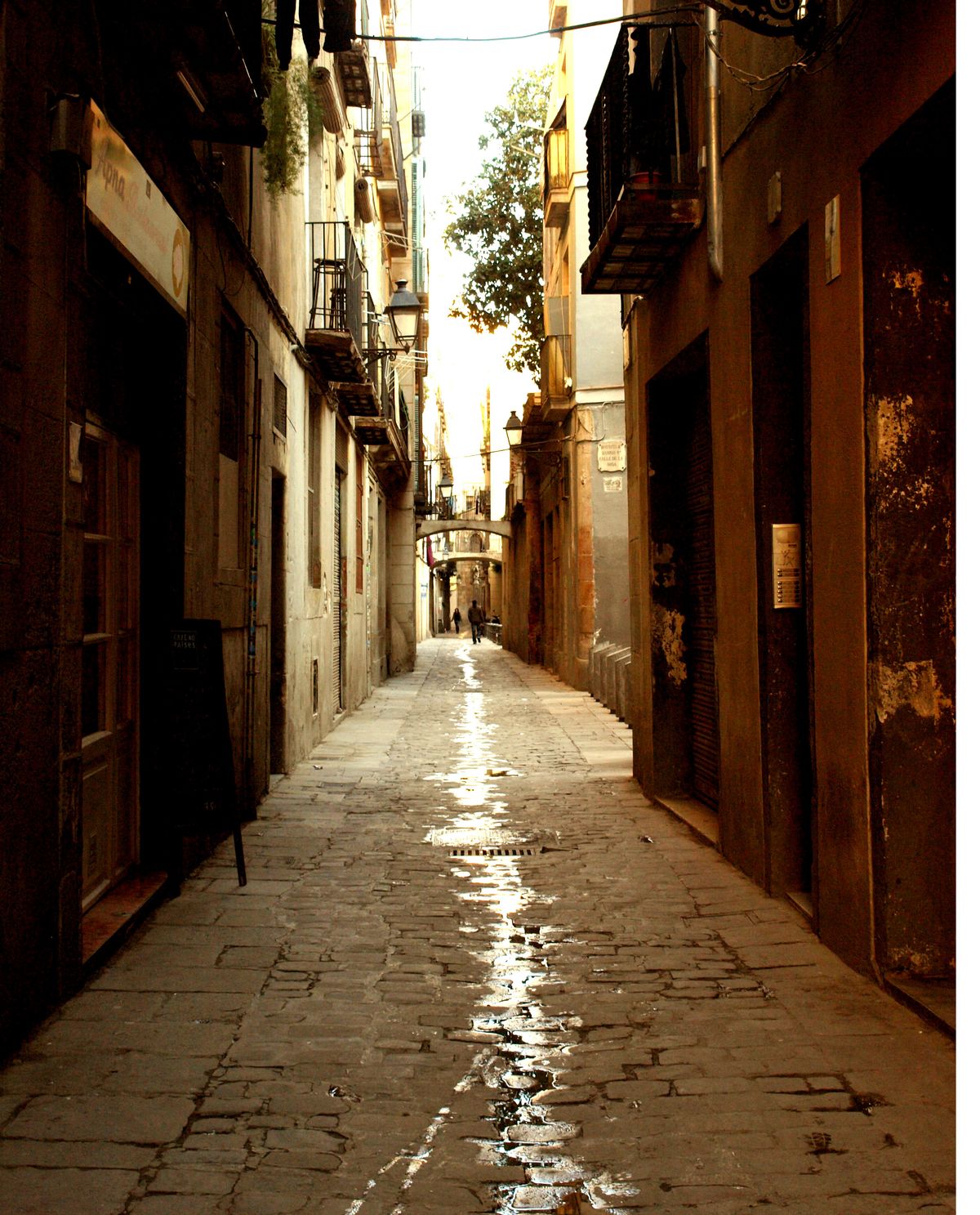 Straße in Barcelona nach dem Regen