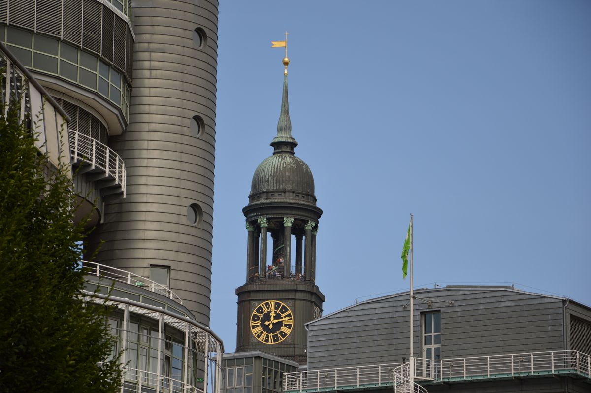 So sieht es aus, wenn moderne und "alte" Architektur miteinander verschmelzen. Dieses Foto entstand, als ich in Hamburg Urlaub machte.