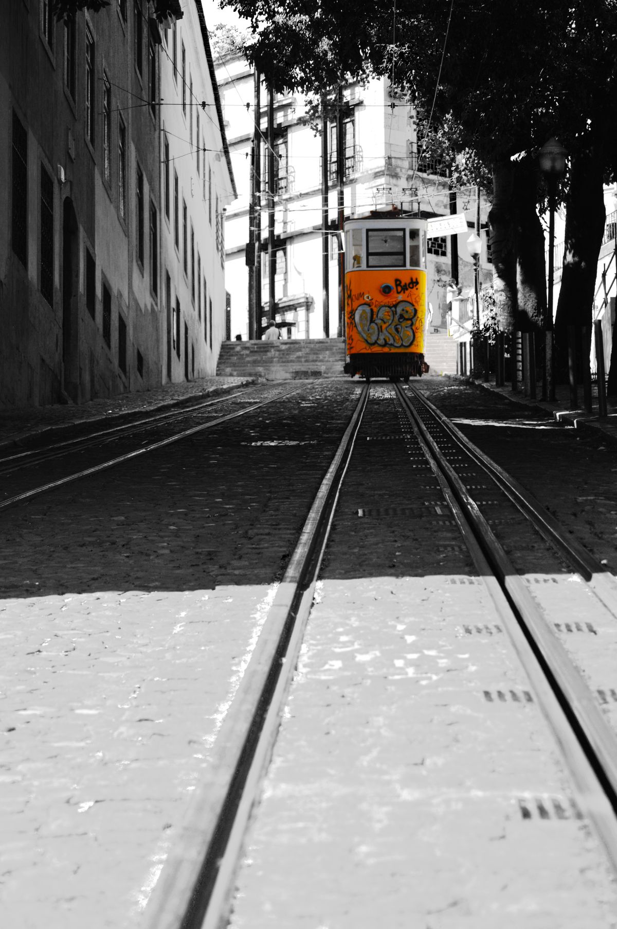 Tram die 1 straat omhoog en omlaag rijdt omdat de straat zò stijl is, dat het moeilijk wordt om ze te voet te betreden.