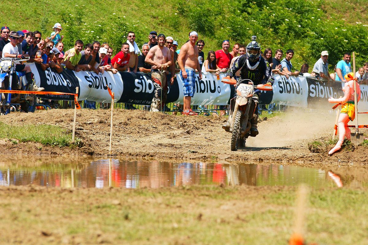 Überfahren eines 20 Meter langen Wasserbeckens. Anfangsgeschwindigkeit ca. 100 km/h.