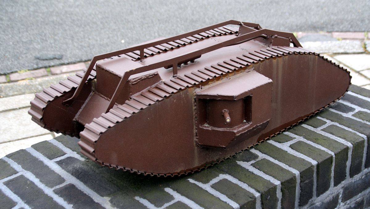 Model van de eerste Engelse Tank uit de 1ste wereldoorlog, deze staat in Poelkappele, ook is er een origineel nagebouwd 