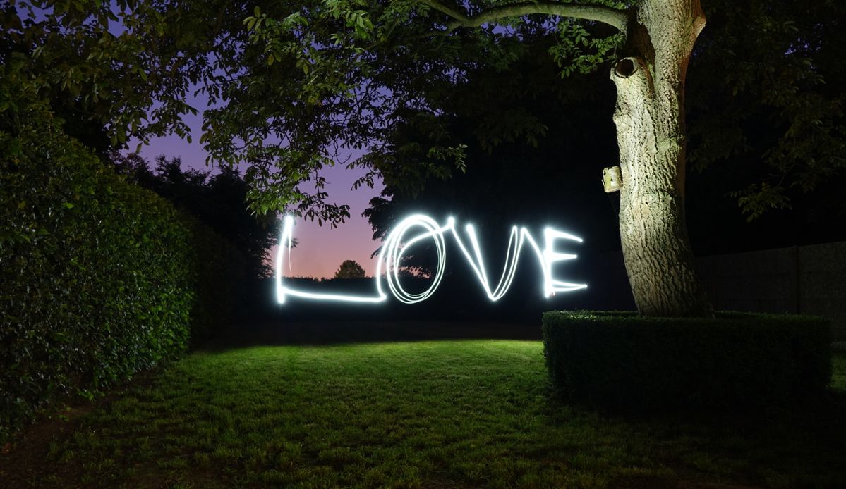 Met een smartphone de boom verlicht, met een andere smartphone "love" geschreven!