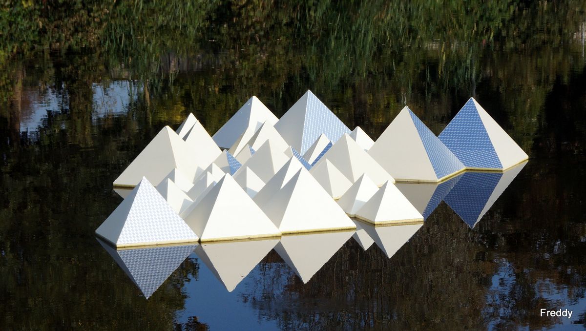 Dit gezien in het Stadspark bij ons in de Buurt, kunstwerkje,de Pyramide's van Soetkin Dewulf- kunstenares van RLS / STKN