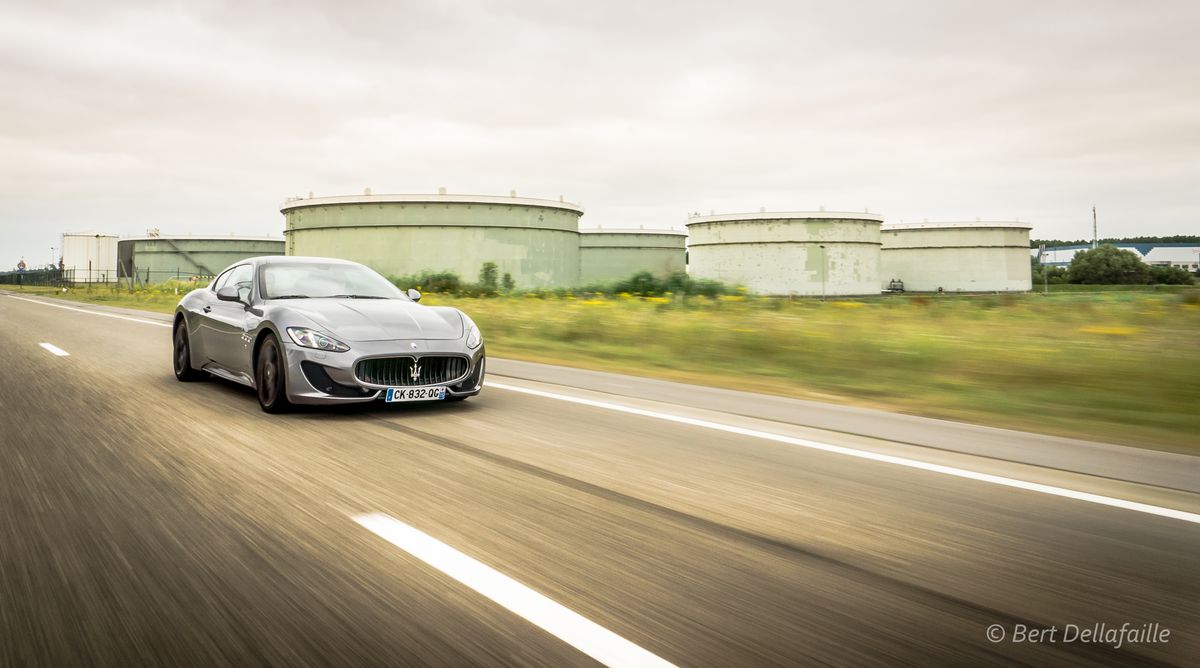 Maserati Granturismo Sport: Deze foto werd genomen vanuit de koffer van een andere auto met een Sony NEX-5N camera en 16mm F2.8 lens (ISO100, 1/25sec, F18)