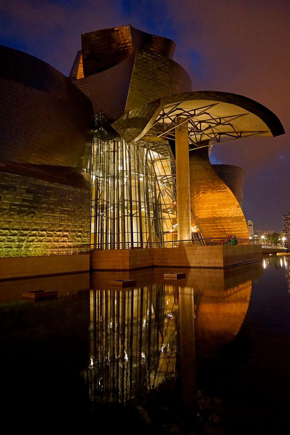 Guggenheim museum bij avond Bilbao (E)