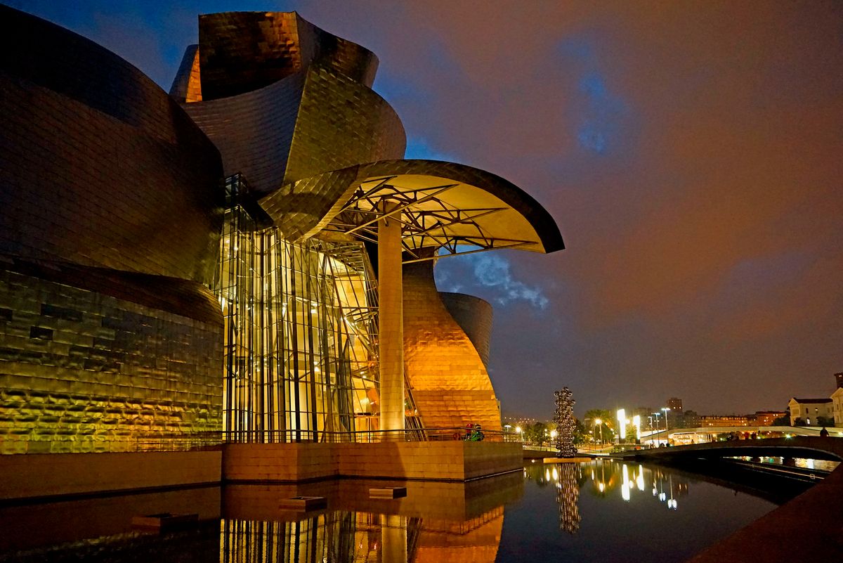 Guggenheim museum bij avond Bilbao (E)