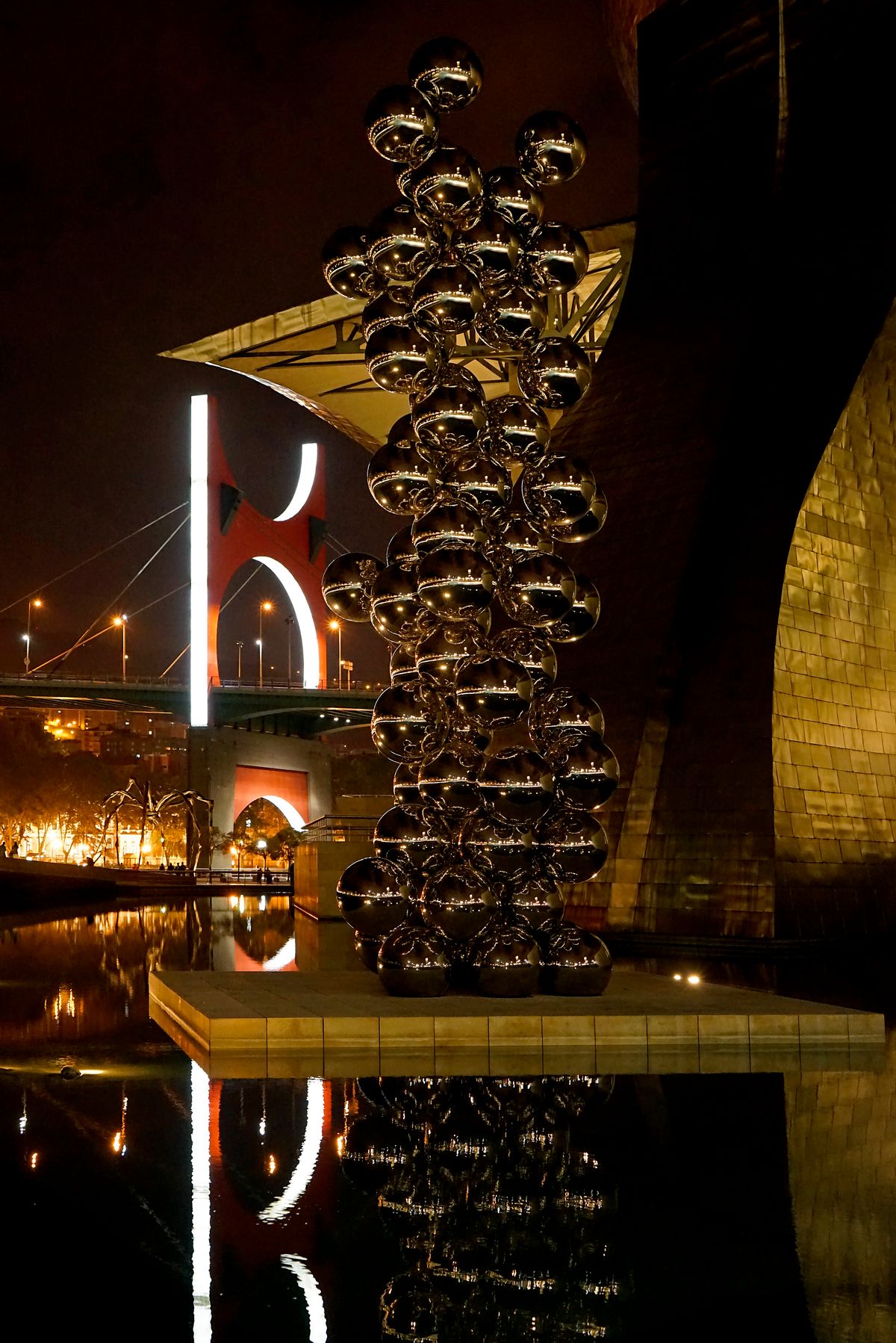 Sculptuur van Anish Kapoor, Guggenheim museum, Bilbao (E)