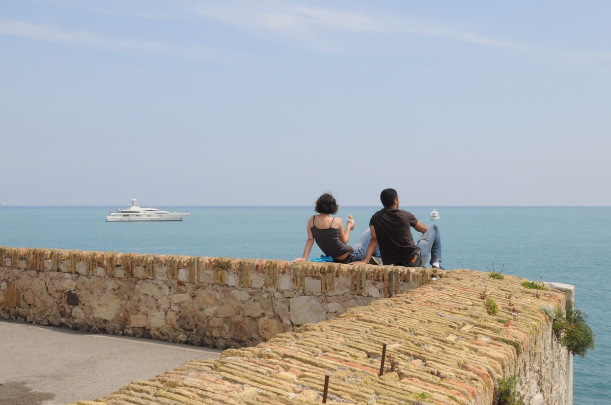 Antibes. Op de kademuur.