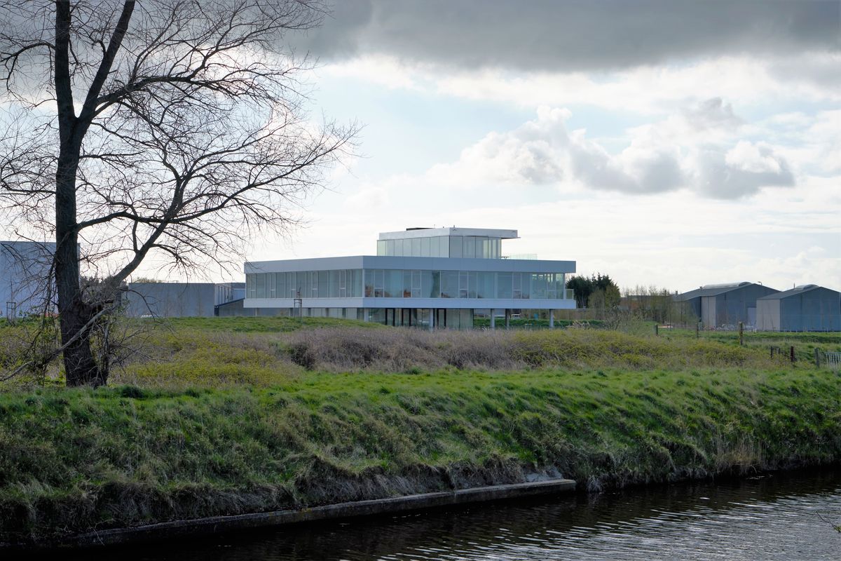 Moderne architectuur voor Burelen in het Industriepark te Nieuwpoort.
Foto genomen met Sony A7 lens 28-70mm