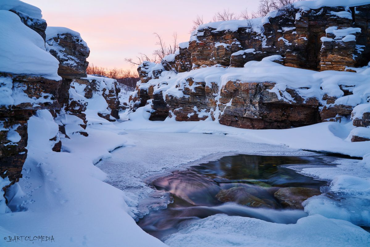 Het laatste stukje van de rivier waar je het water nog zag stromen voordat het bevroren was. In Zweeds Lapland genomen.