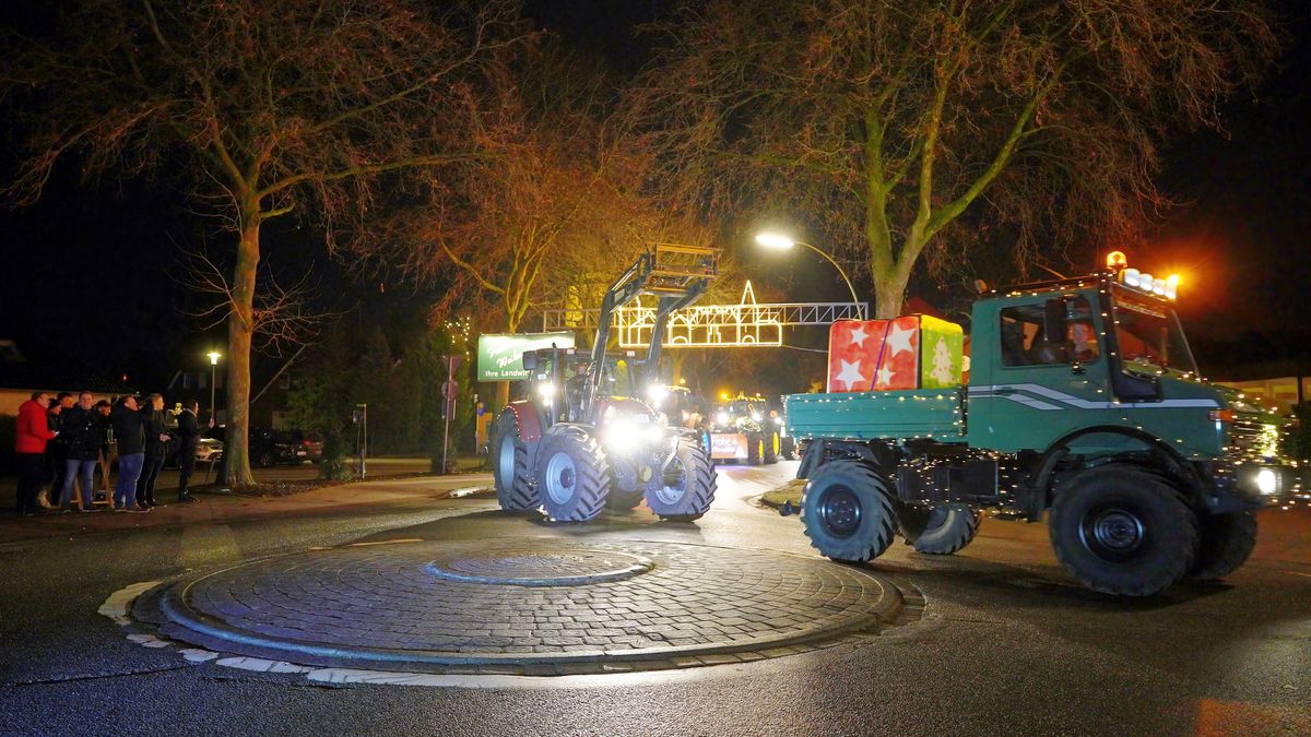 Auch der Unimog mit Geschenkpacket hat das Ende der Lichterfahrt erreicht