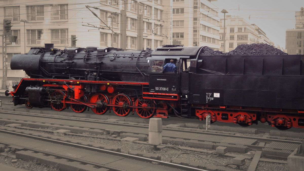 Ein schneller Schnappschuß am Bahnhof Friedrichstrasse in Berlin. Dort wartete gerade der "Zug der Erinnerung" auf seine Abfahrt. Mir blieben leider nur ein paar Sekunden, da meine S-Bahn schon vorfuhr - Da war's dann damals doch gemütlicher ;)