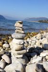 Découverte d'un totem naïf érigé sur une plage du lac du Bourget.